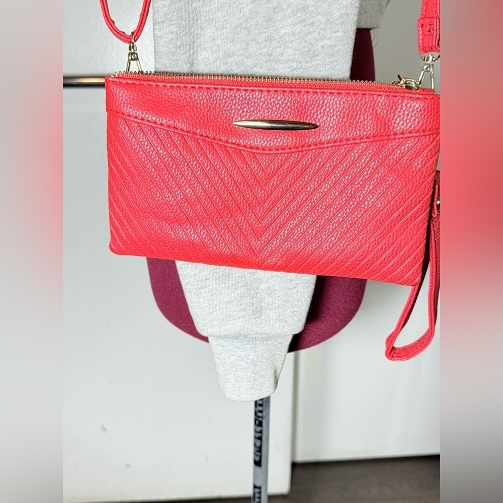 Elegant Pink Crossbody Bag - Picture 2 of 7
